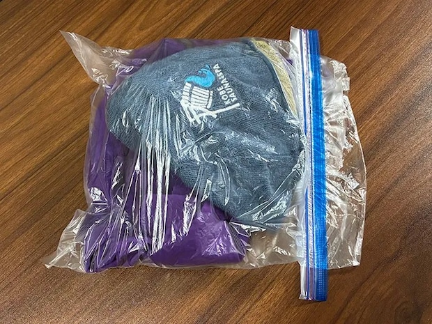 サウナハットと水着を入れたチャックつきポリ袋（撮影：grapeライフハック編集部）