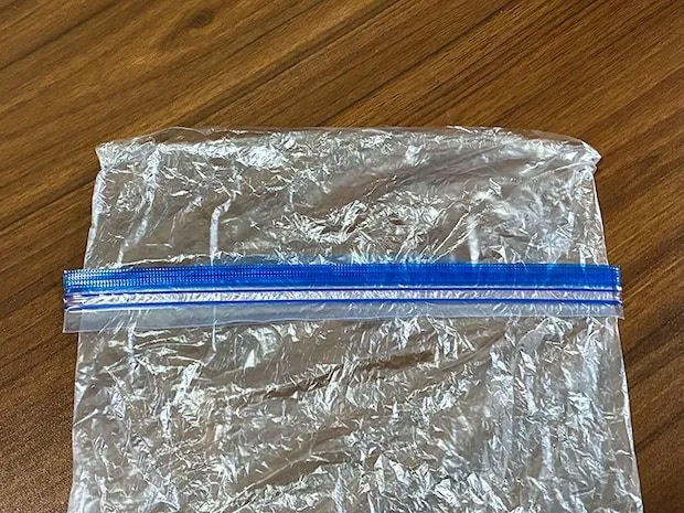 ジッパー袋のチャックを取りつけたポリ袋（撮影：grapeライフハック編集部）