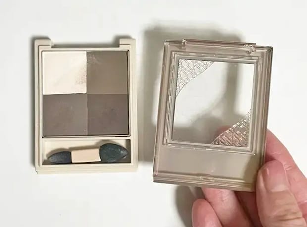 壊れたアイシャドウの蓋の写真（撮影：grapeライフハック編集部）