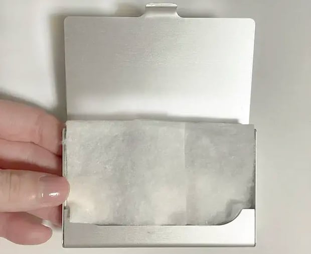 アイシャドウの上にガーゼを被せた写真（撮影：grapeライフハック編集部）