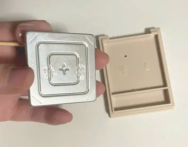 アイシャドウを容器から取り外す写真（撮影：grapeライフハック編集部）