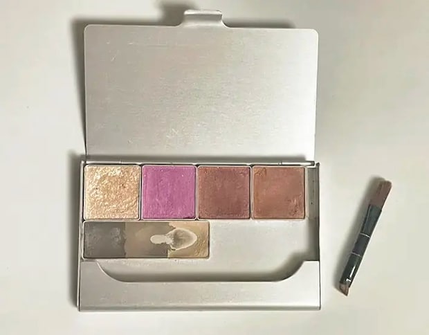 アルミ製の名刺入れを使ったコスメパレットの写真（撮影：grapeライフハック編集部）