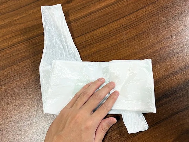 持ち手からつまみ部分まで折ったビニール袋（撮影：grapeライフハック編集部）
