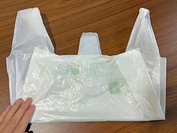 底から折り上げたビニール袋（撮影：grapeライフハック編集部）