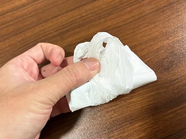 裏側から1周させたビニール袋の持ち手（撮影：grapeライフハック編集部）