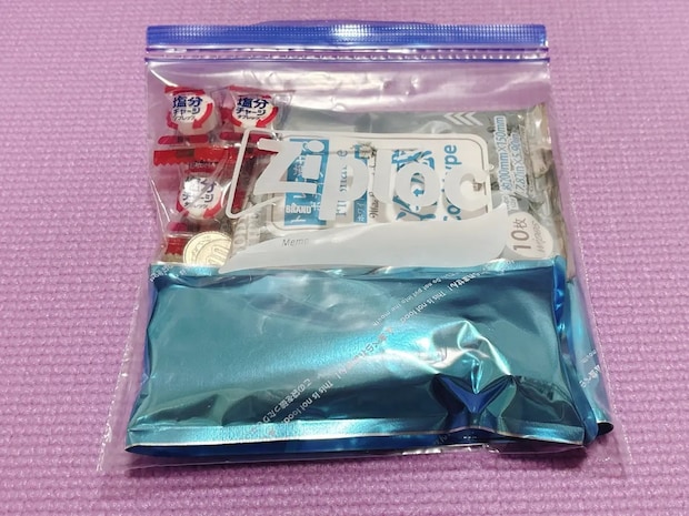 暑さ対策一式を袋に詰めた写真（撮影：grapeライフハック編集部）
