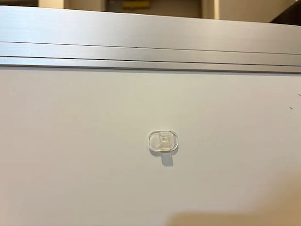 扉の裏側に逆さに取りつけたコードフック（撮影：grapeライフハック編集部）