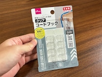 コードフック1つで調理の悩みを解決！　シンク下に作る便利な『ゴミ袋掛け』がこちら