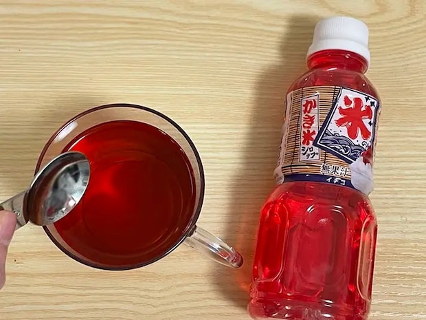 紅茶にかき氷シロップを入れる写真（撮影：grapeフード編集部）