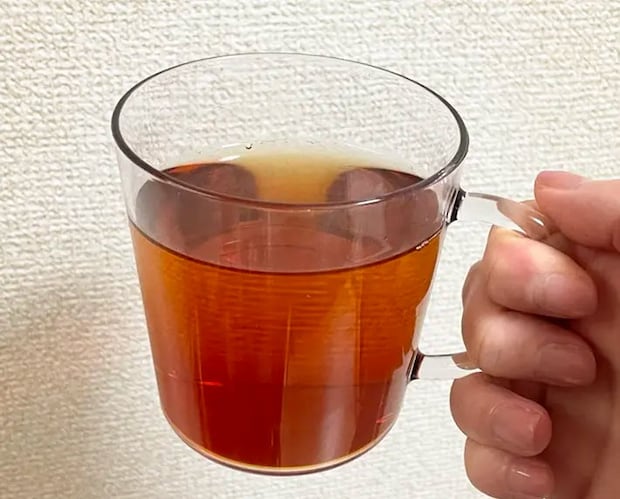かき氷シロップを入れた紅茶の写真（撮影：grapeフード編集部）