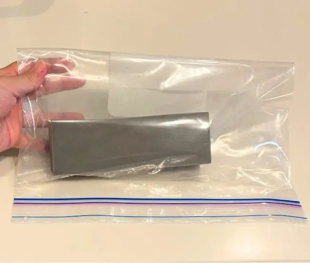 スポンジを保存袋に入れた様子（撮影：grapeライフハック編集部）