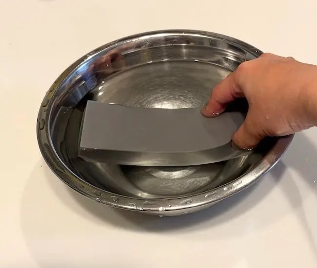 スポンジに水を含ませる様子（撮影：grapeライフハック編集部）