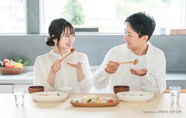 『家で食事をする夫婦・カップル』の写真