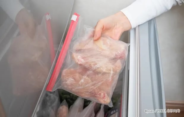 『冷凍保存している鶏肉の手羽元』の写真