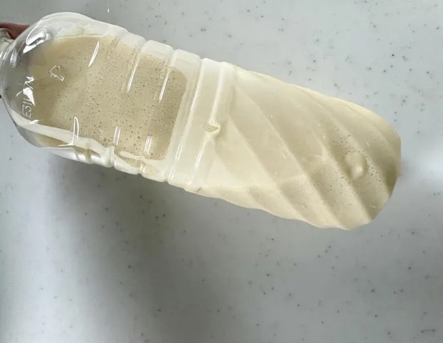 ペットボトルにホットケーキの生地を入れた画像（撮影：エニママ）