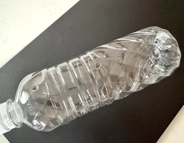 ペットボトルに穴を開けた画像（撮影：エニママ）