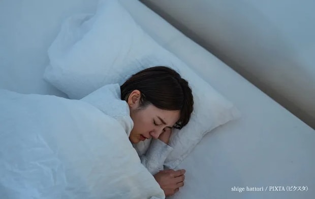 『寝苦しい女性』の写真