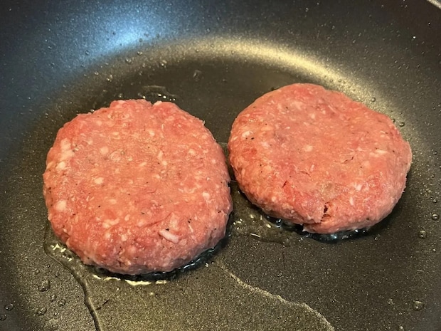 いつものハンバーグに『氷を1個』入れるだけ！　驚きの裏ワザに「家族が大絶賛」【活用法4選】