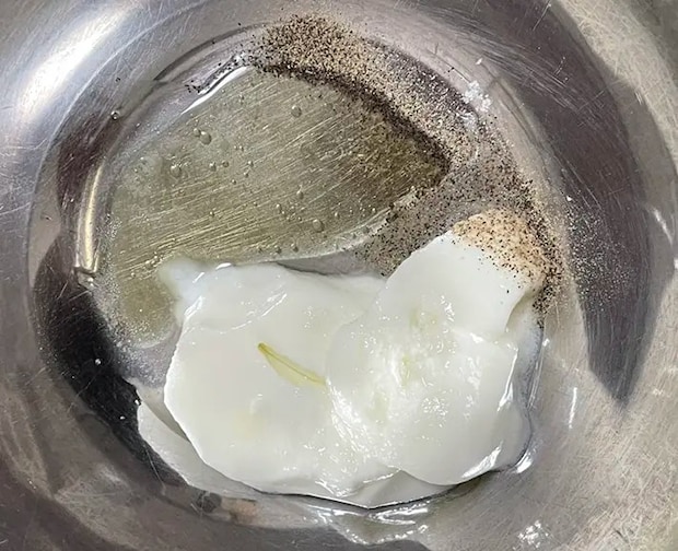 ヨーグルトドレッシングの材料をボウルに入れた写真（撮影：grapeフード編集部）