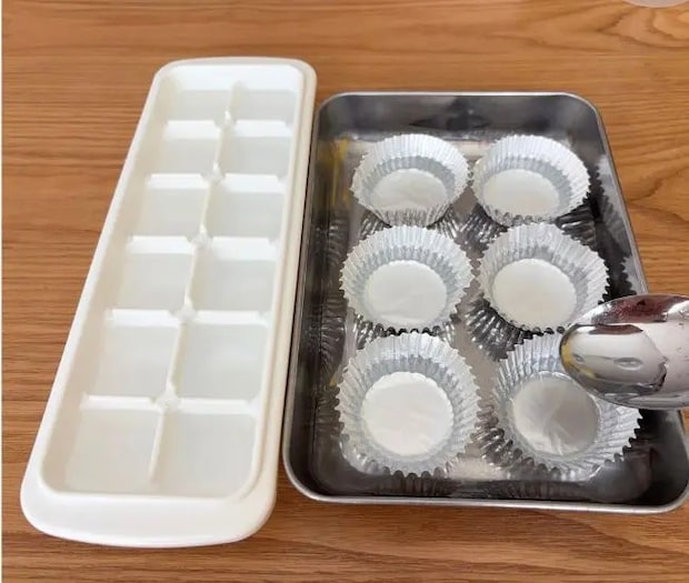 アルミカップと製氷皿に水を入れる写真（grapeフード編集部撮影）
