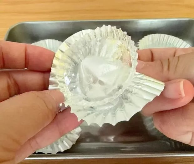 アルミカップから氷を取り出す写真（撮影：grapeフード編集部）
