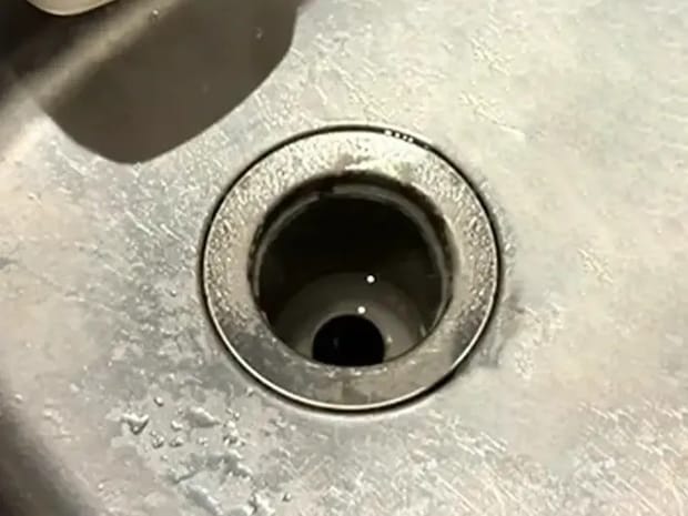 重曹を振りかけた排水口（撮影：grapeライフハック編集部）