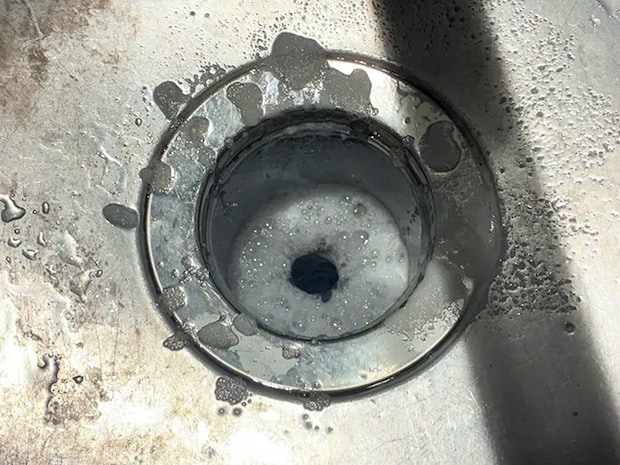 重曹とクエン酸の効果で泡立つ排水口（撮影：grapeライフハック編集部）