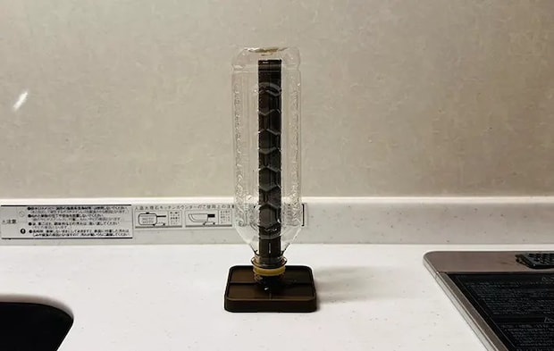 スリコのオープンスピーディーボトルドライヤーを使いペットボトルを1本乾燥させている写真（撮影：grape編集部）