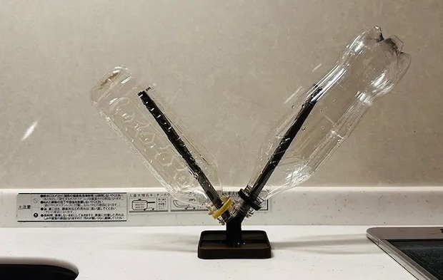 スリコのオープンスピーディーボトルドライヤーを使いペットボトルを2本乾燥させている写真（撮影：grape編集部）