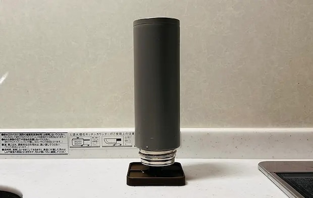 スリコのオープンスピーディーボトルドライヤーを使い水筒を乾燥させている写真（撮影：grape編集部）