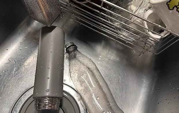 ペットボトルと水筒が水切りカゴから落ちてしまっている写真（撮影：grape編集部）