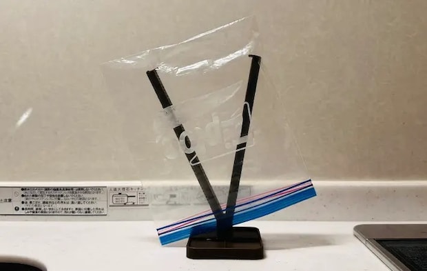スリコのオープンスピーディーボトルドライヤーを使い保存袋を乾燥させている写真（撮影：grape編集部）
