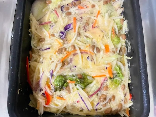 玉子焼き器で生地を焼く写真（撮影：grapeフード編集部）
