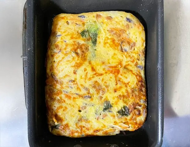 玉子焼き器で生地を焼く写真（撮影：grapeフード編集部）