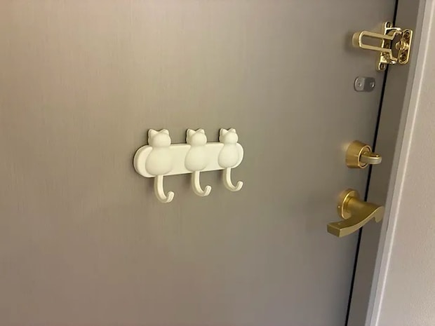 玄関に取りつけた猫型冷蔵庫フック（撮影：grapeライフハック編集部）
