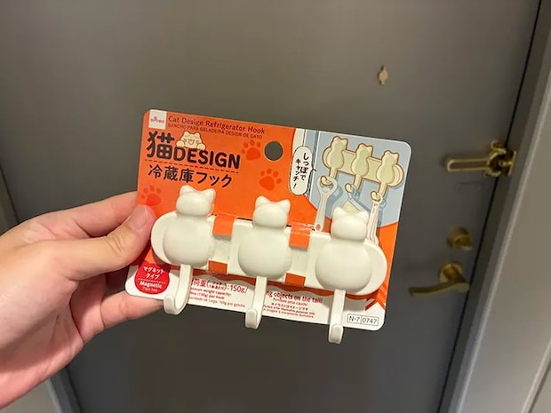 玄関で手にする冷蔵庫フック（撮影：grapeライフハック編集部）