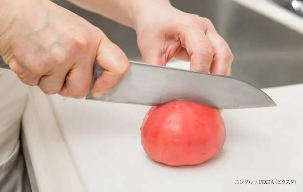 『トマトを三徳包丁で切る』写真