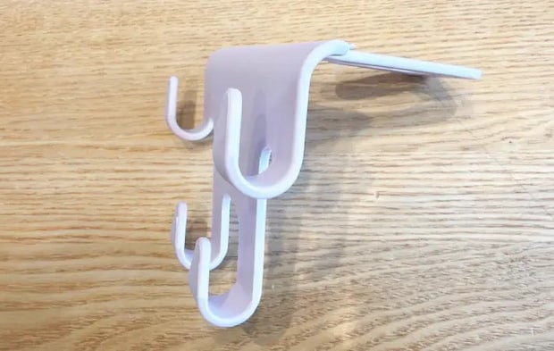 ヘッドレストマルチフックを横から見た画像（撮影：エニママ）