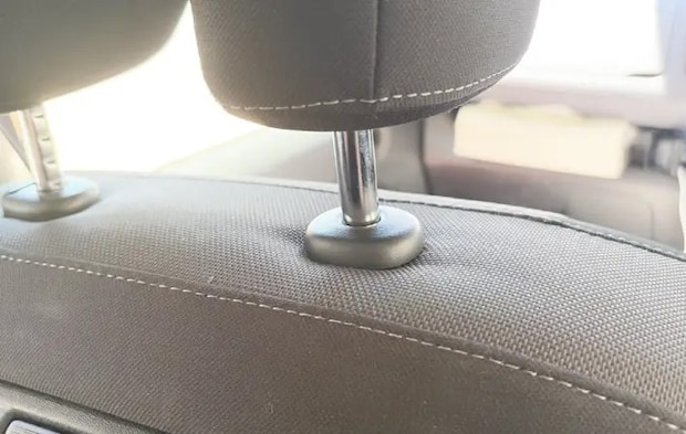 車のヘッドレストの画像（撮影：エニママ）