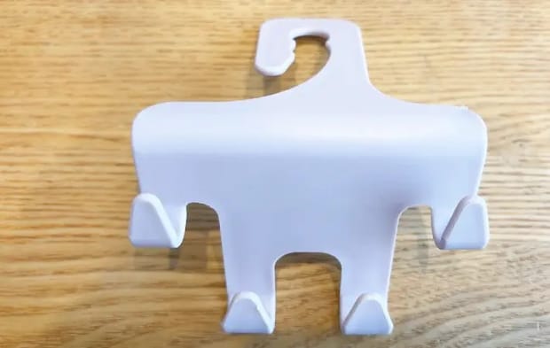 ヘッドレストマルチフックを正面から見た画像（撮影：エニママ）
