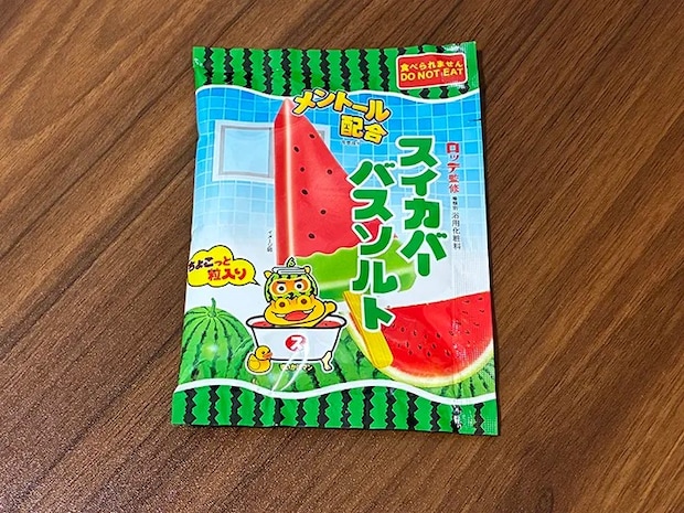 机に置かれたスイカバーの入浴剤（撮影：grape編集部）