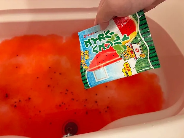 スイカバー入浴剤を風呂に入れる場面（撮影：grape編集部）