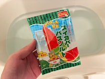 入浴剤でアイスを完全再現！　ローソン限定『スイカバー』で夏にひんやり