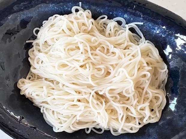 まだめんつゆで食べてる？　そうめんの思わぬ食べ方に「こっちのが好き」「早くやればよかった」【10分レシピ】