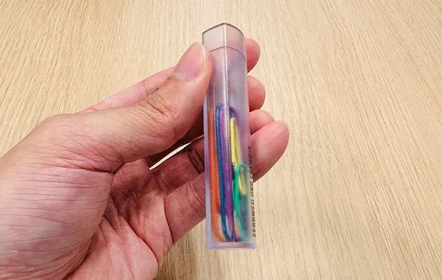 3COINSの綿棒ケースにゼムクリップを入れている写真（撮影：grape編集部）