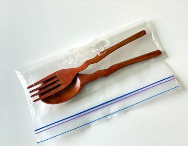 カトラリーをジップ付き袋に入れた画像（撮影：エニママ）