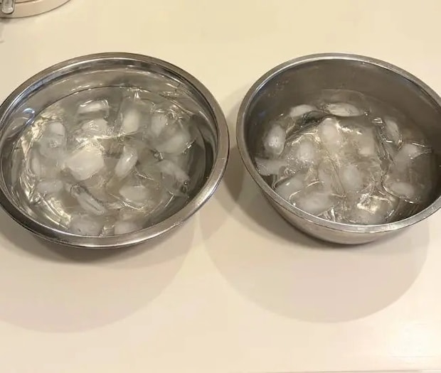 2つの氷水の写真（撮影：grapeライフハック編集部）