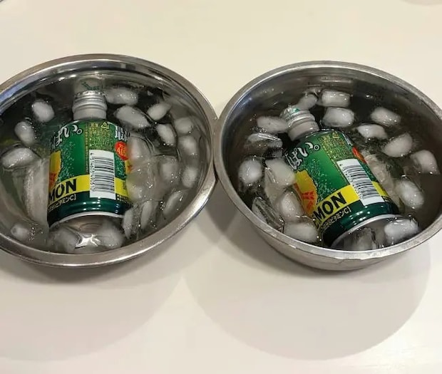 氷水に缶飲料を入れた写真（撮影：grapeライフハック編集部）