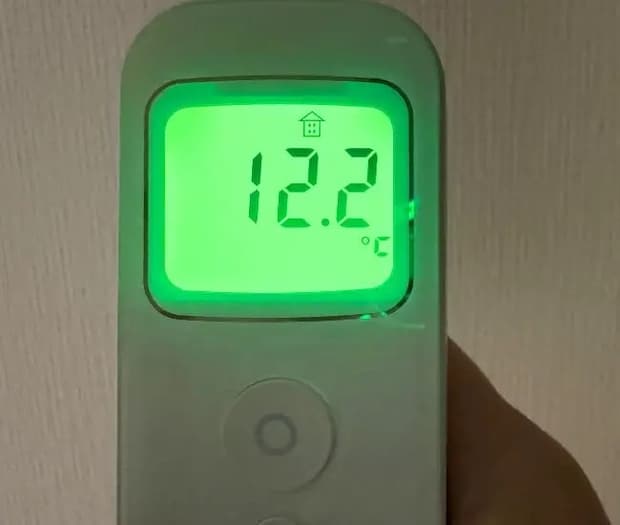 12.2℃を表示した温度計の写真（撮影：grapeライフハック編集部）