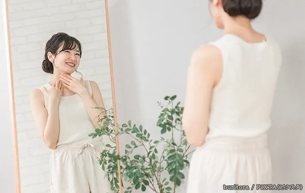 日焼け止めを塗る女性の写真
